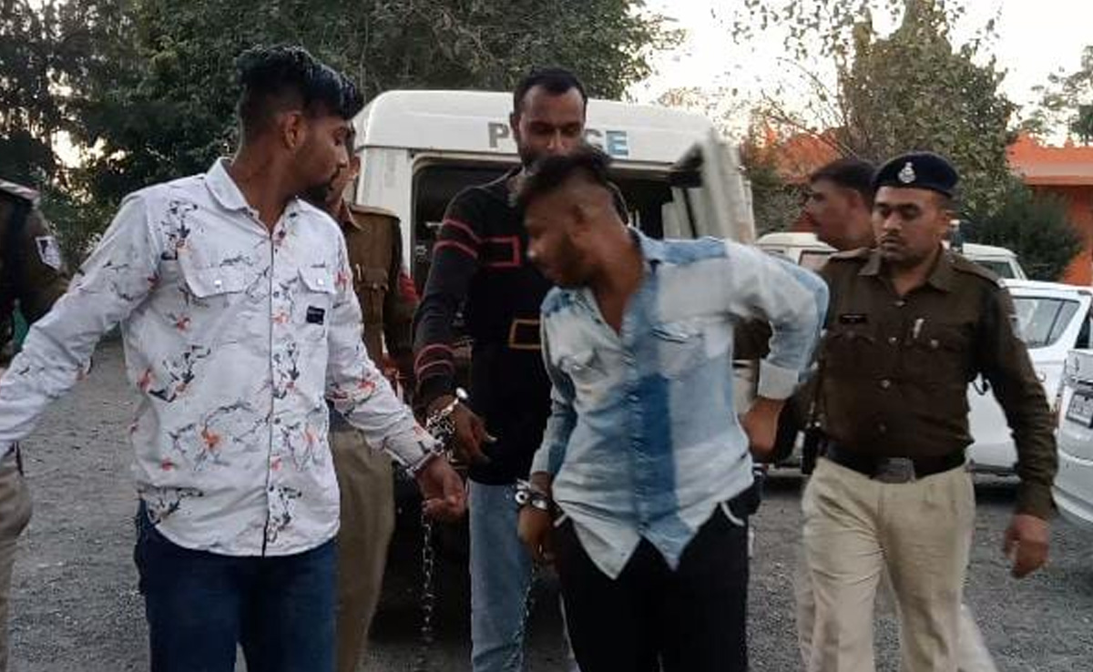 Dewas: नशे में धुत युवकों ने अपने ही साथी को बुरी तरह पीटा, वीडियो वायरल होने पर पुलिस ने 4 आरोपियो को दबोचा 