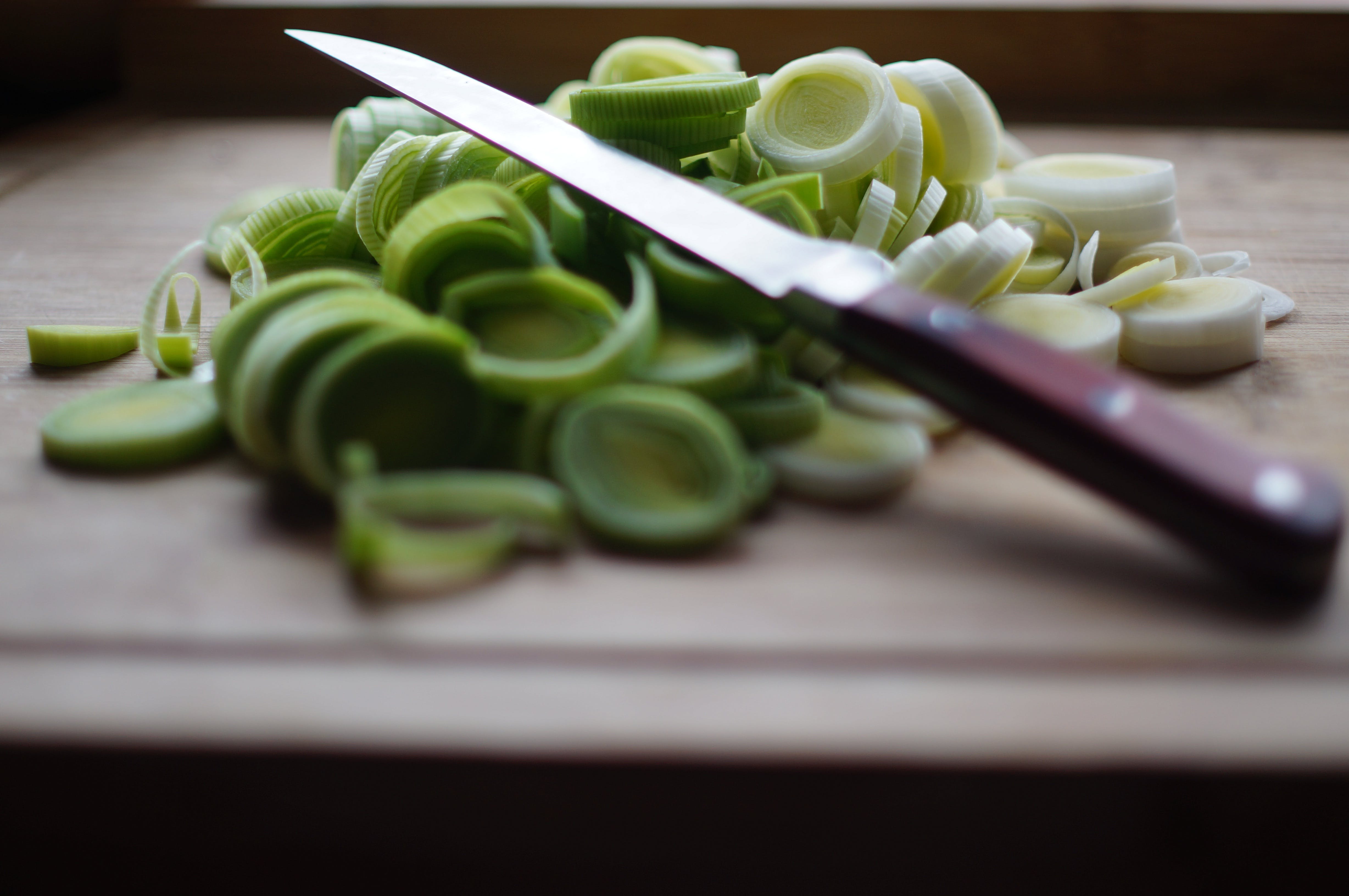 Including leeks in your diet can be a nutritious choice, whether consumed raw in salads or cooked