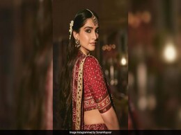 When Sonam Kapoor Wore Her Mother Sunita Kapoor's 35 Year-Old <i>Ghar Chola</i> When Sonam Kapoor Wore Her Mother Sunita Kapoor's 35 Year-Old <i>Ghar Chola</i>