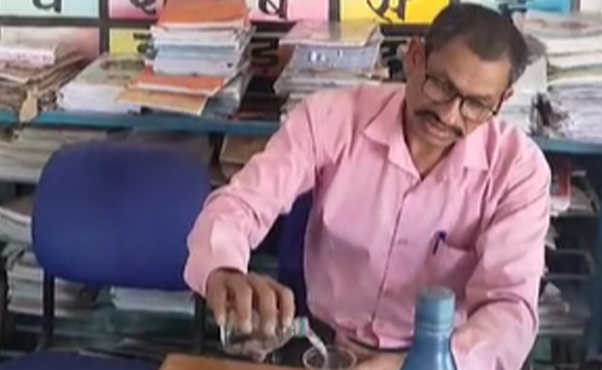 महिला शिक्षिका के सामने स्कूल में ही पीने लगा शराब, बोला, "क्या करूं जिंदगी में टेंशन है"...शिक्षक हुआ सस्पेंड