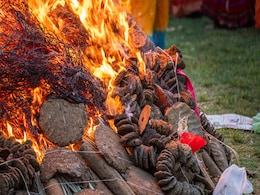 Holika Dahan 2024: होलिका की अग्नि के सामने इन 2 मंत्रों का जाप करना माना जाता है बेहद शुभ, जीवन से दूर होते हैं कष्ट Holika Dahan 2024: होलिका की अग्नि के सामने इन 2 मंत्रों का जाप करना माना जाता है बेहद शुभ, जीवन से दूर होते हैं कष्ट