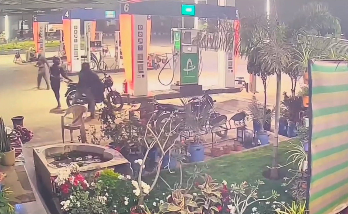 बाइक से आए लुटेरे और चाकू की नोंक पर लूट लिया पेट्रोल पंप, घटना की सीसीटीवी फुटेज हुई वायरल