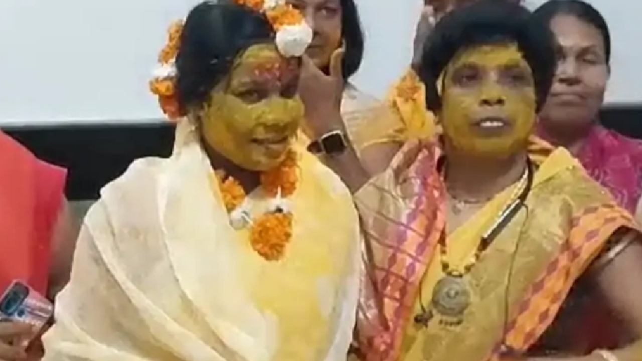 बैतूल की महिला कुली की शादी, रेलवे स्टेशन पर हुई हल्दी-मेहंदी की रस्में