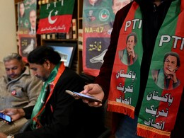 पाकिस्‍तान चुनाव: जेल में बंद इमरान खान से जुड़े उम्मीदवार बनाए हुए हैं बढ़त