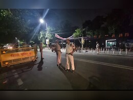 Delhi : PVR विकासपुरी पर आधी रात को हुआ हंगामा, कई लोग हुए घायल Delhi : PVR विकासपुरी पर आधी रात को हुआ हंगामा, कई लोग हुए घायल