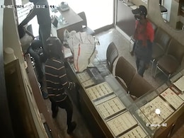 3 Men With A Knife Loot Hyderabad Jewellery Shop, Robbery Caught On CCTV 3 Men With A Knife Loot Hyderabad Jewellery Shop, Robbery Caught On CCTV