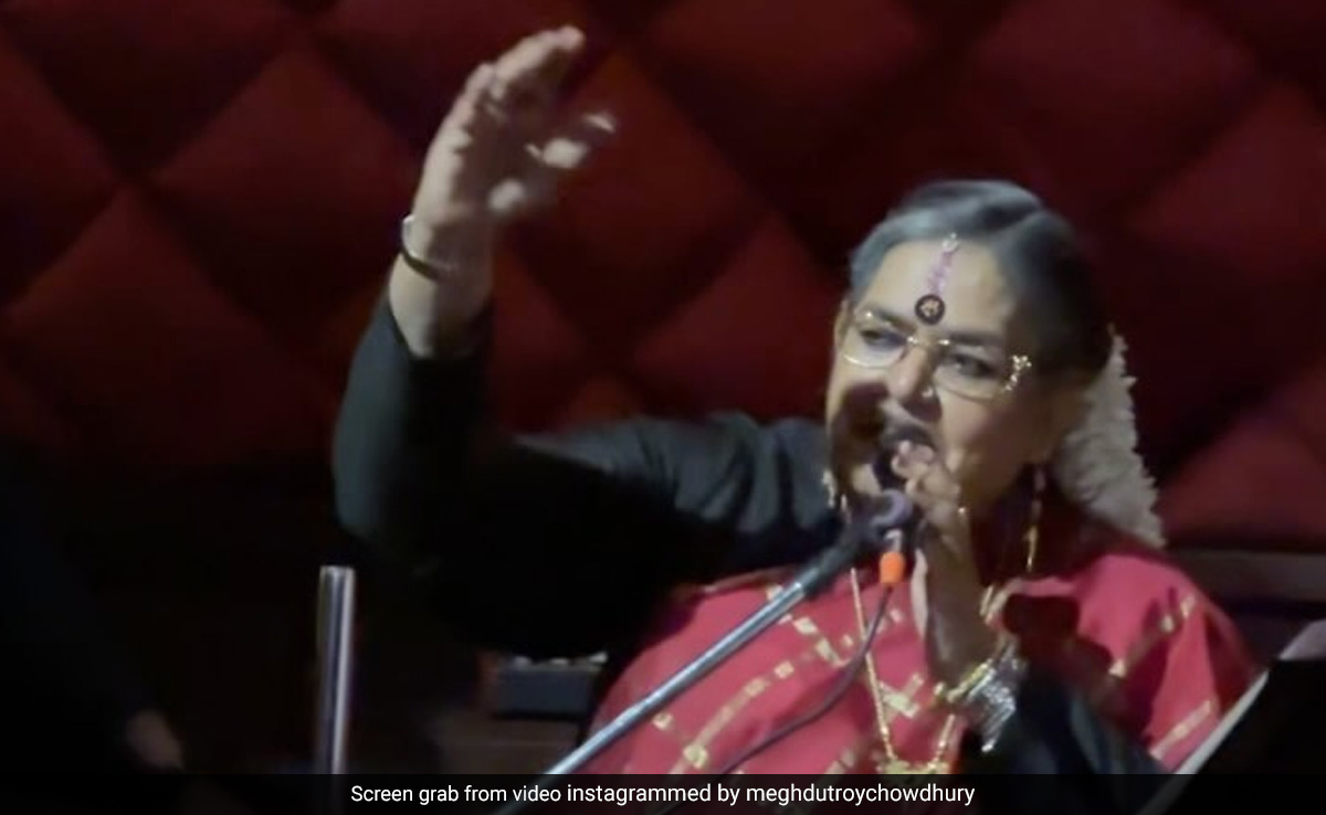 Usha Uthup Stuns Diners With Soulful Rendition Of Miley Cyrus' <i>'Flowers'</i> In Kolkata