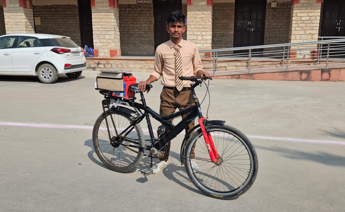 सरकारी स्कूल के छात्र ने कबाड़ से बनाई ई-साइकिल, एक बार में चार्ज होकर 40 से 50 किमी चलती है