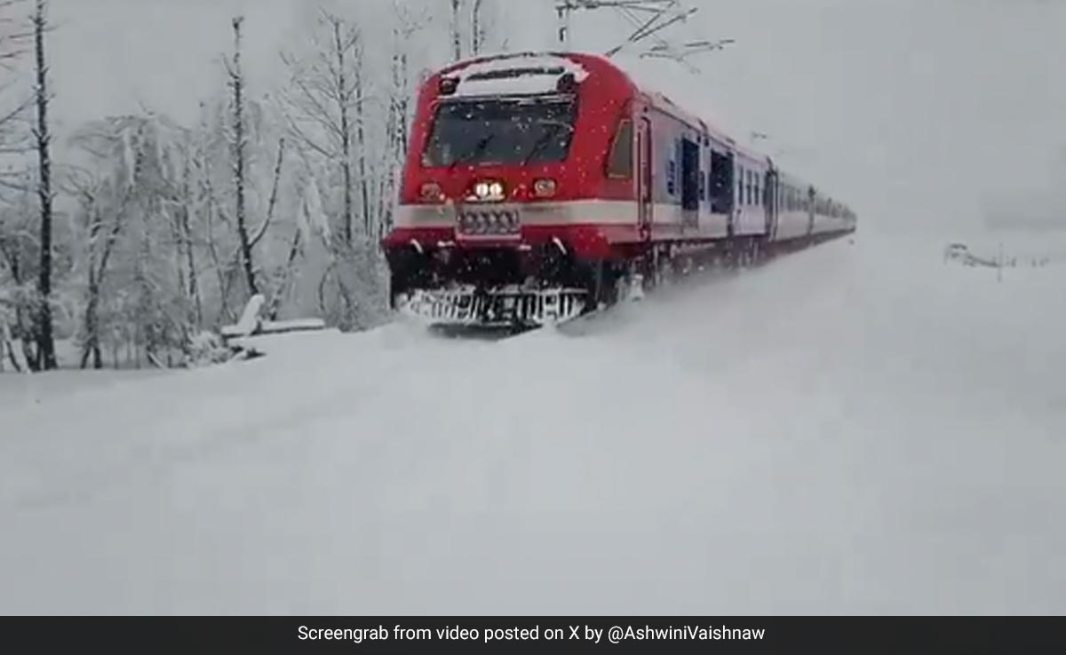 बर्फबारी के बीच पटरियों पर दौड़ती नज़र आई ट्रेन, रेल मंत्री ने शेयर किया कश्मीर का मंत्रमुग्ध कर देने वाला नज़ारा