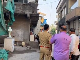 Strong, Foul Smell From Locked House Near Mumbai Leads To 3 Decomposed Bodies Strong, Foul Smell From Locked House Near Mumbai Leads To 3 Decomposed Bodies