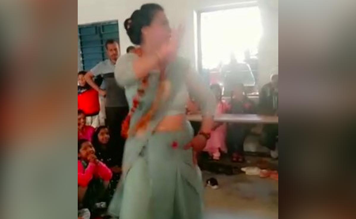 तेरी आख्या का यो काजल... गणतंत्र दिवस के मौके पर सपना चौधरी के गाने पर जमकर थिरकी टीचर, Video वायरल