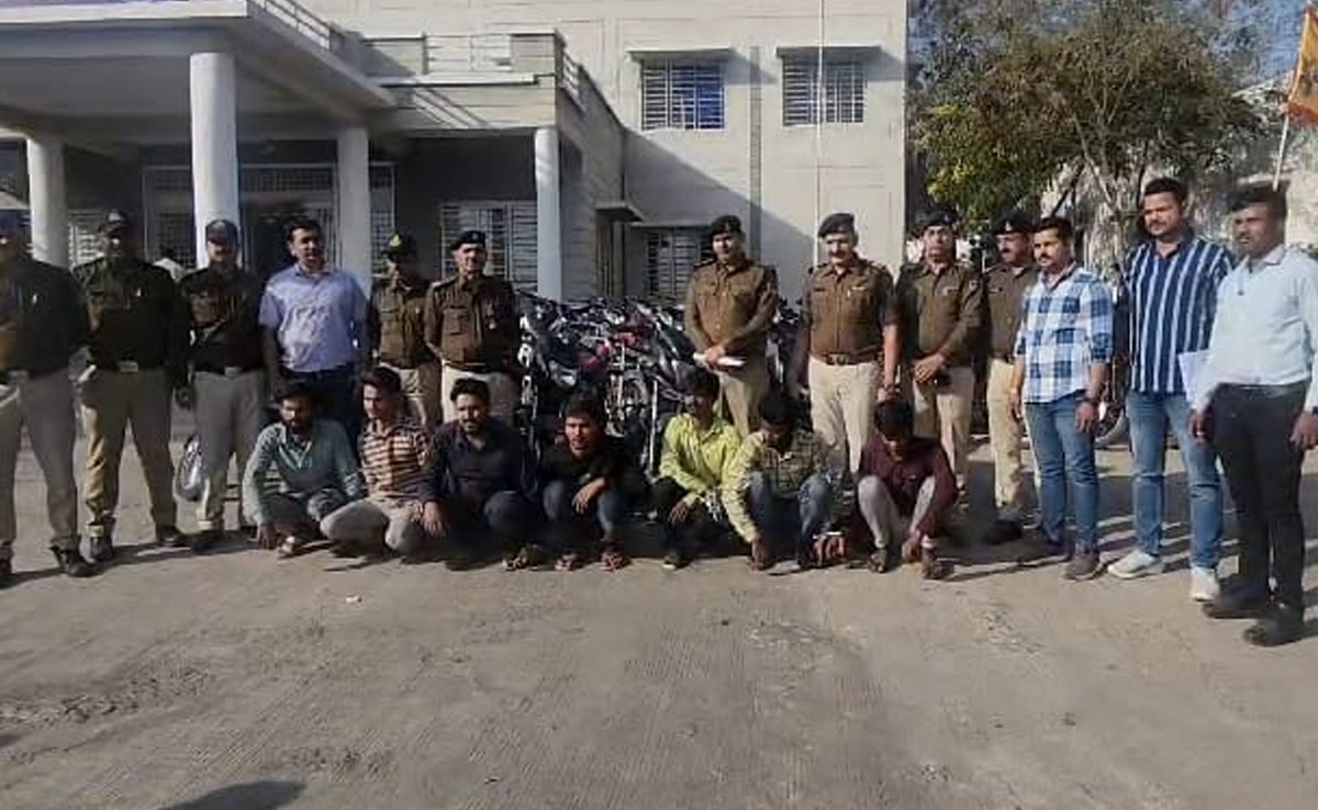 एक्शन से पहले रिएक्शन! डकैती की योजना बना रहे 7 आरोपी गिरफ्तार, 41 मोटर साइकिलें जब्त