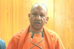 यूपी सीएम योगी आदित्यनाथ ने गोरखपुर में युवाओं को सौंपे नियुक्ति पत्र यूपी सीएम योगी आदित्यनाथ ने गोरखपुर में युवाओं को सौंपे नियुक्ति पत्र