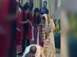 शादी के दौरान दुल्हन छू रही थी पैर, तभी अचानक दूल्हे ने किया ऐसा काम, चौंक उठे घराती बाराती शादी के दौरान दुल्हन छू रही थी पैर, तभी अचानक दूल्हे ने किया ऐसा काम, चौंक उठे घराती बाराती