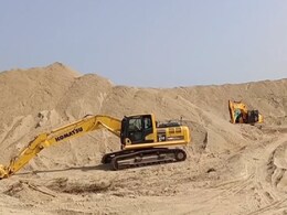 Rajasthan: पुलिस एक्शन से मचा बजरी माफियाओं में हड़कंप, भारी तादाद में ट्रैक्टर और हाइड्रो मशीनें जब्त, एक माफिया गिरफ्तार 