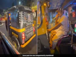 चलते ऑटो पर ही सजा दी महफिल, गाया मोहम्मद रफी का गाना, म्यूजिक डायरेक्टर ने ऐसे की ड्राइवर की सुरीली आवाज़ की तारीफ चलते ऑटो पर ही सजा दी महफिल, गाया मोहम्मद रफी का गाना, म्यूजिक डायरेक्टर ने ऐसे की ड्राइवर की सुरीली आवाज़ की तारीफ