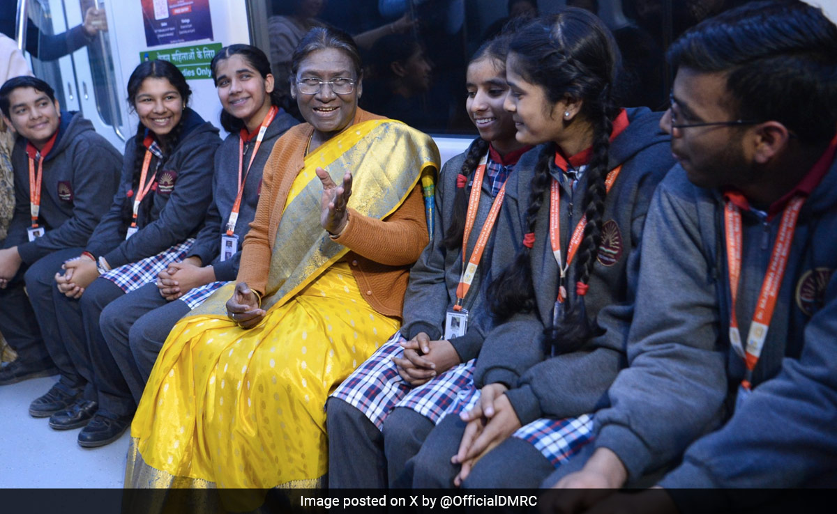PHOTOS : राष्ट्रपति द्रौपदी मुर्मू ने पहली बार किया दिल्ली मेट्रो में सफर, केंद्रीय सचिवालय से नेहरू प्लेस तक की यात्रा