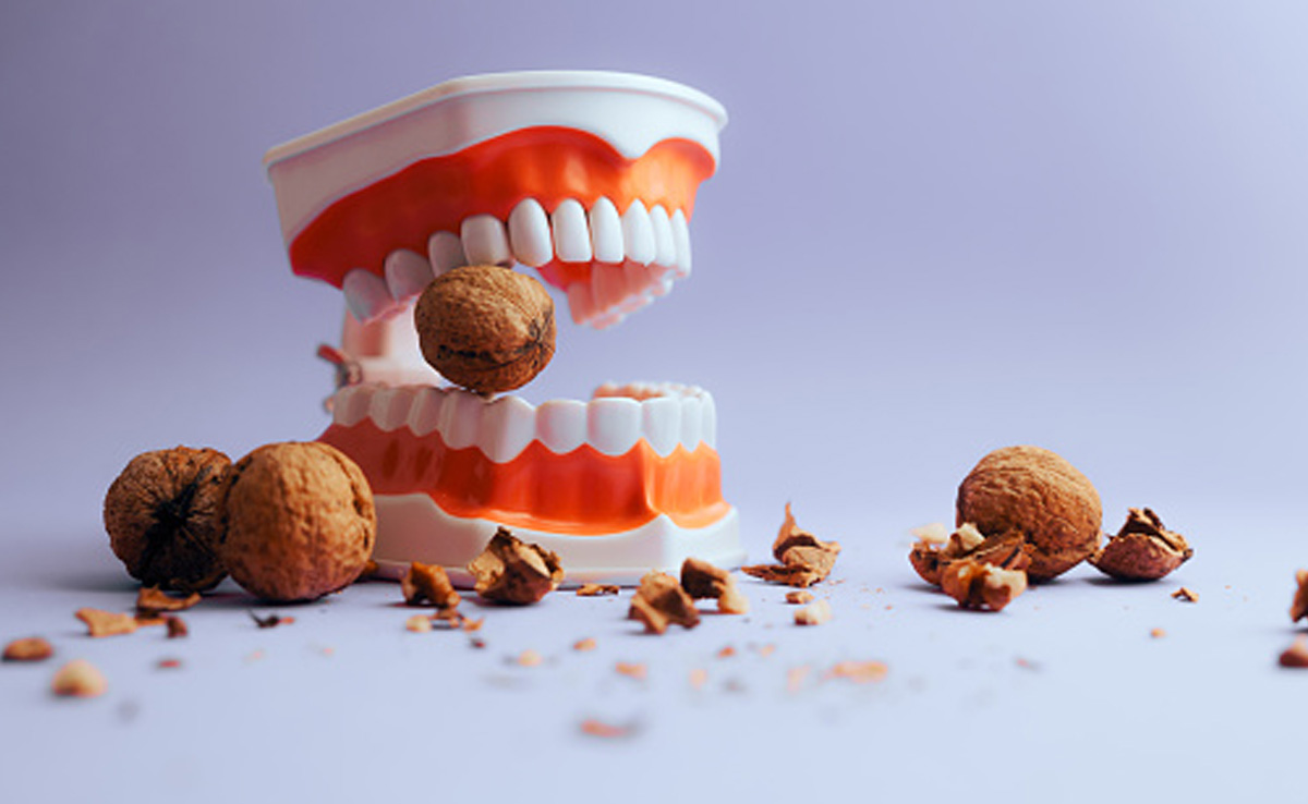 अखरोट दांतों के नीचे रखते ही सेकंड में तोड़ देंगे आप, अगर रोज अपने टीथ की मजबूती के लिए करेंगे ये काम