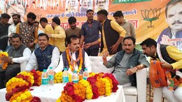 MP में 'नेताओं' का पलायन जारी, पन्ना में 500 कांग्रेसियों ने थामा BJP का 'हाथ'
