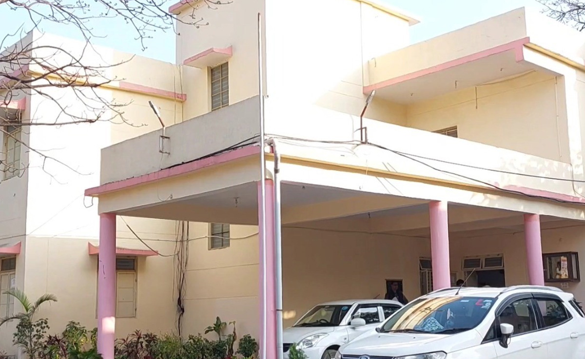 Jabalpur: शिक्षक-कर्मचारियों को 3 महीने से नहीं मिला वेतन, उधारी से चल रहा हॉस्टल के बच्चों का दाना-पानी