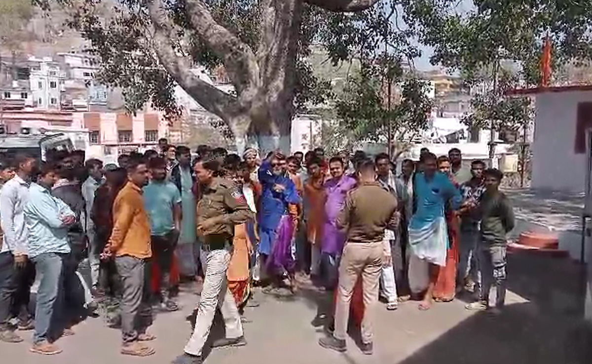 पॉलिथीन हटाने को लेकर भिड़े SDM और पंडित, थाने पहुंची बहस, पुलिस ने करवाया समझौता