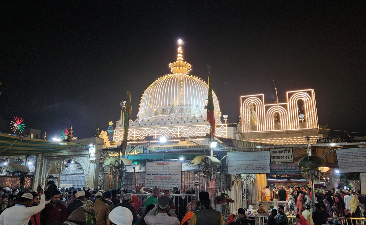 Rajasthan: अजमेर दरगाह में मंदिर होने का बयान देने वाले सिमरन गुप्ता के खिलाफ FIR दर्ज, सांप्रदायिक सौहार्द बिगाड़ने के आरोप