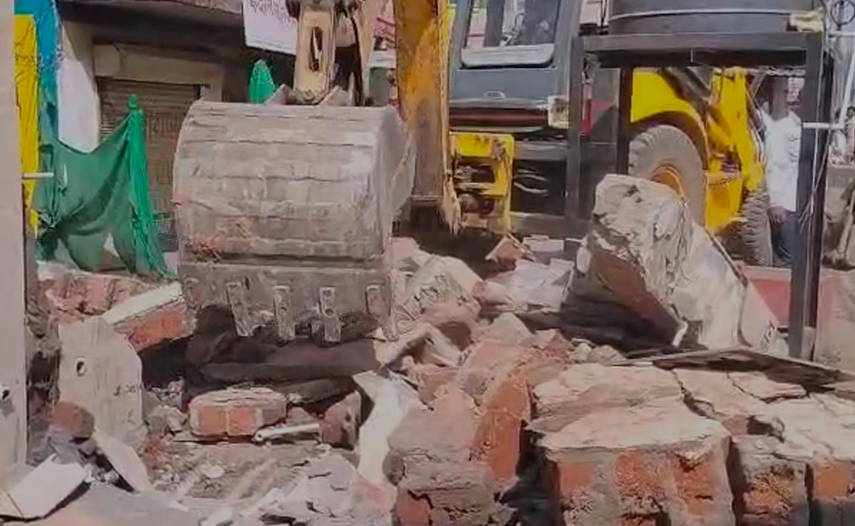 Indore: इंदौर में चला बुलडोजर, नगर निगम ने बड़ी संख्या में अवैध अतिक्रमण के खिलाफ की कार्रवाई