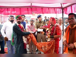 कर्ज तले दबे परिवार ने लड़की को देह व्यापार में धकेला, अब प्रशासन से करवाई शादी, दिया बड़ा संदेश