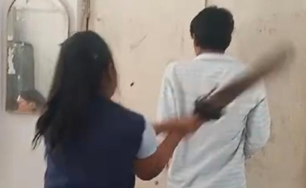 पहले छात्राओं ने मारा फिर पुलिसकर्मी ने भी पीटा, छेड़छाड़ के आरोपी को लड़कियों ने थाने में खुद दी 'सजा'