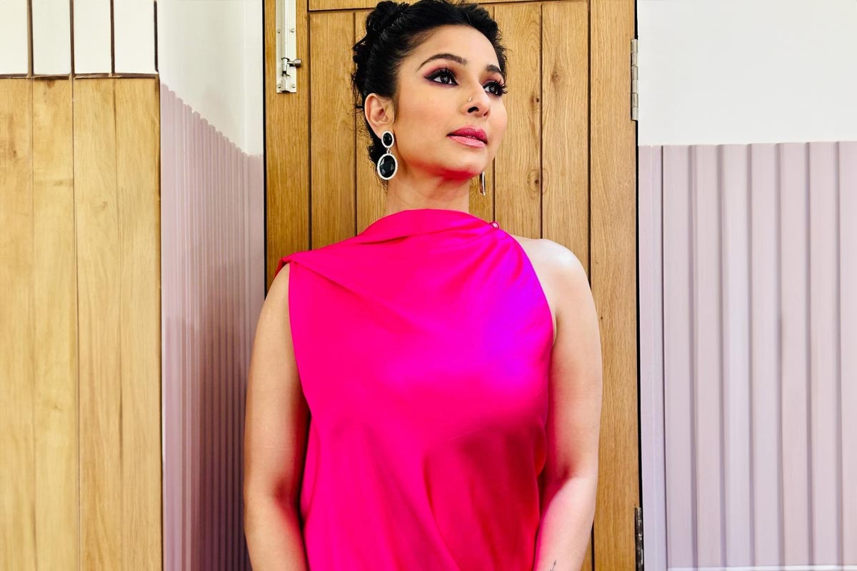 In Pics: Tanishaa Mukerji Oozes Oomph in Pink Attire