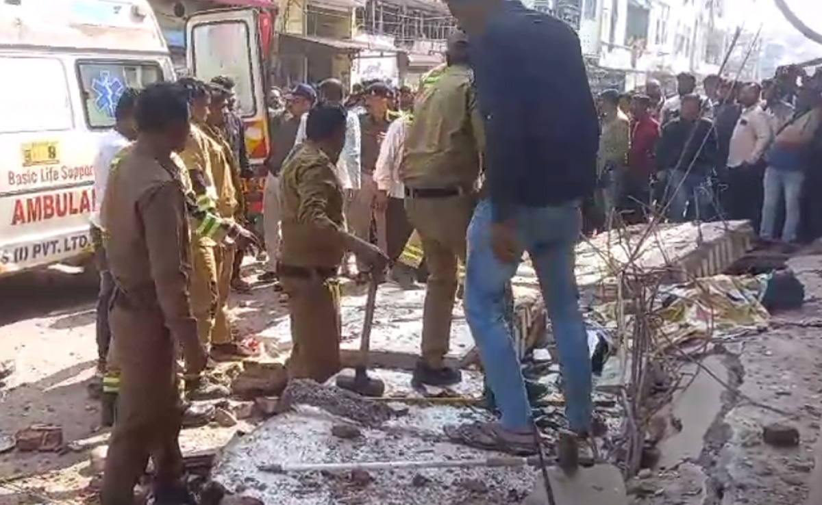सतना में जर्जर भवन का छज्जा टूटकर गिरा, दो की दर्दनाक मौत, दो टुकड़ों में बंटा मासूम का शरीर