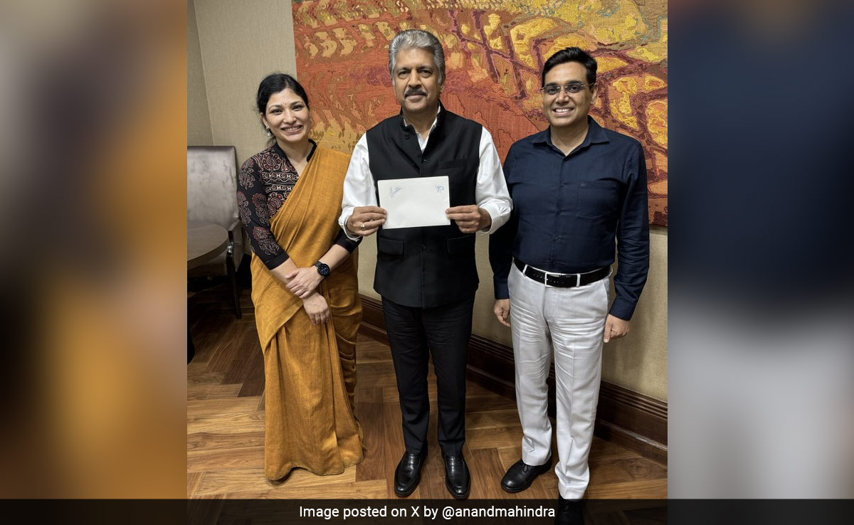 Anand Mahindra Meets Couple That Inspired '<i>12th Fail</i>', Takes Autograph