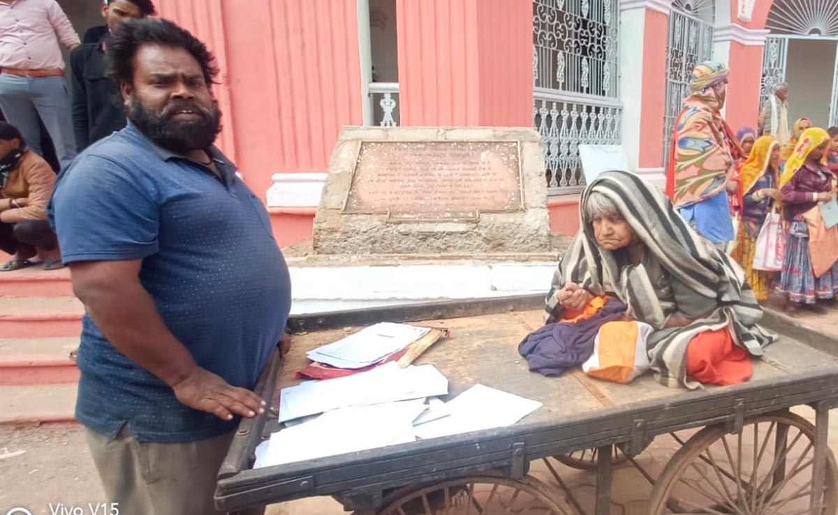 घर में खाना नहीं, 28000 कहां से दे दूं साहब! बुजुर्ग मां को ठेले पर बिठाकर कलेक्टर पहुंचा बेटा