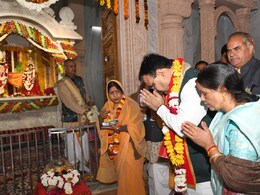 Bharatpur: बांके बिहारी मंदिर में दर्शन करने पहुंचे CM भजनलाल शर्मा, पत्नी गीता भी साथ रहीं मौजूद
