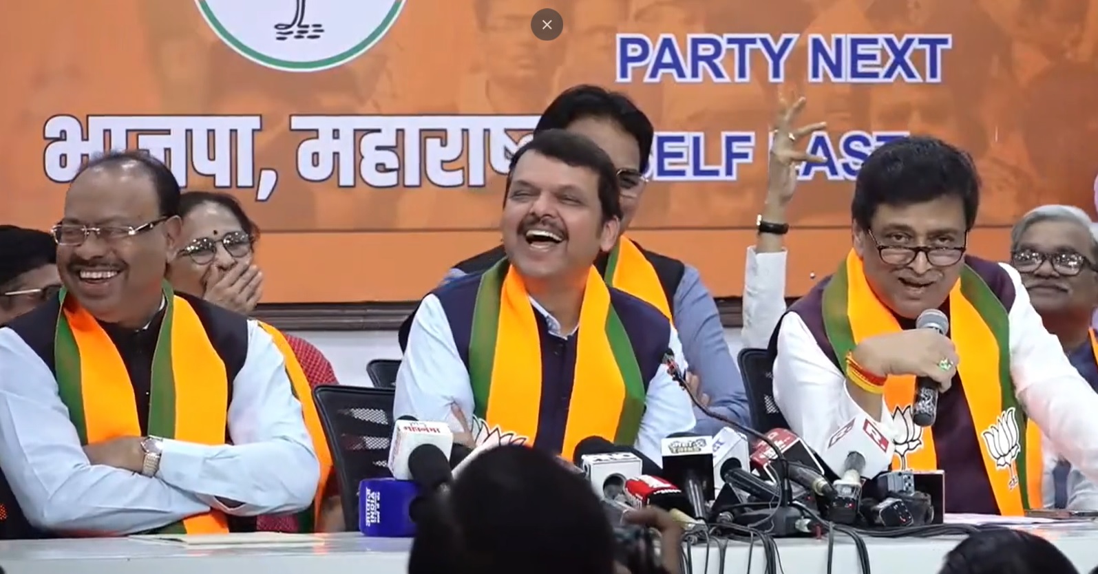बीजेपी में शामिल होते ही अशोक चव्हाण ने कर दी कौन सी गलती ? कार्यकर्ताओं में गूंजे ठहाके बीजेपी में शामिल होते ही अशोक चव्हाण ने कर दी कौन सी गलती ? कार्यकर्ताओं में गूंजे ठहाके
