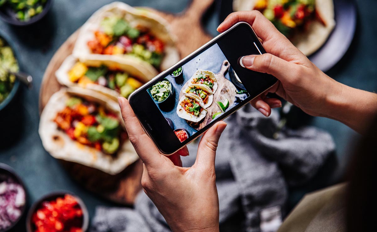 महिला ने गेस्ट के लिए बनाया खाना, लेकिन खाने के बजाय वो बनाती रही Reels, लोगों ने सोशल मीडिया को लेकर दिए ऐसे रिएक्शन