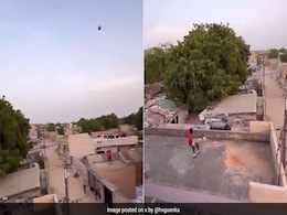 फुटबॉल खेलने का अनोखा तरीका, एक छत से दूसरे छत पर Football खेलते दिखे लोग, VIDEO देख नहीं होगा यकीन फुटबॉल खेलने का अनोखा तरीका, एक छत से दूसरे छत पर Football खेलते दिखे लोग, VIDEO देख नहीं होगा यकीन