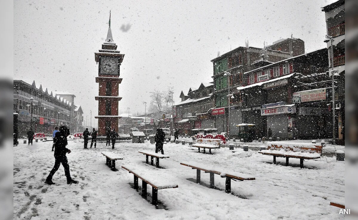 Road, Air Traffic Hit By Snowfall In Kashmir; Landslide In Jammu - Vimarsana News