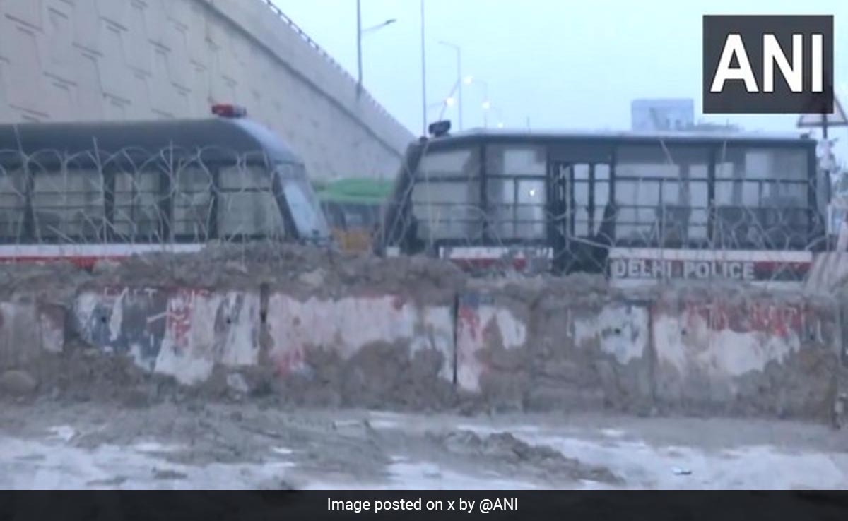 दिल्ली कूच की कोशिश में किसान : शंभू बॉर्डर पर पुलिस ने दागे आंसू गैस के गोले, दिल्ली बॉर्डर पर कंडम बसों को खड़ा किया