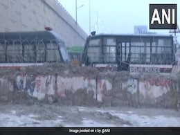 दिल्ली कूच की कोशिश में किसान : शंभू बॉर्डर पर पुलिस ने दागे आंसू गैस के गोले, दिल्ली बॉर्डर पर कंडम बसों को खड़ा किया दिल्ली कूच की कोशिश में किसान : शंभू बॉर्डर पर पुलिस ने दागे आंसू गैस के गोले, दिल्ली बॉर्डर पर कंडम बसों को खड़ा किया