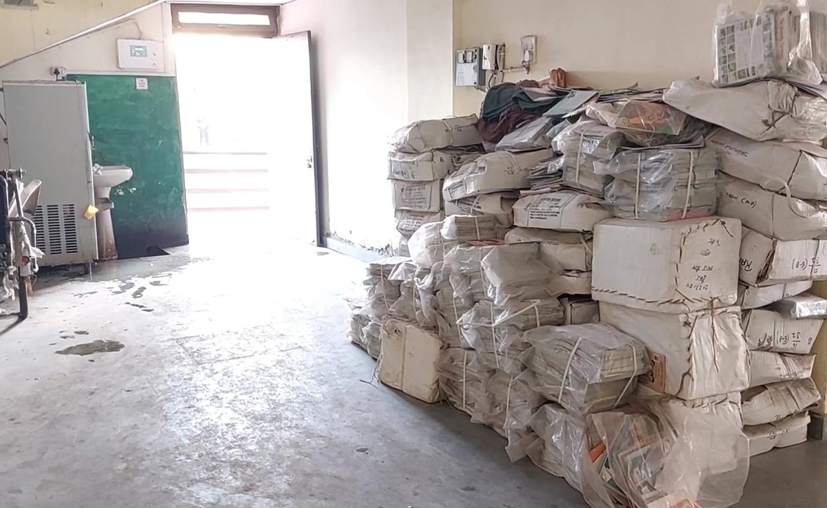 NDTV की स्पेशल रिपोर्ट : कचरे में पड़ी हैं किताबें या बच्चों का भविष्य? शिक्षा व्यवस्था पर जम चुकी है धूल!