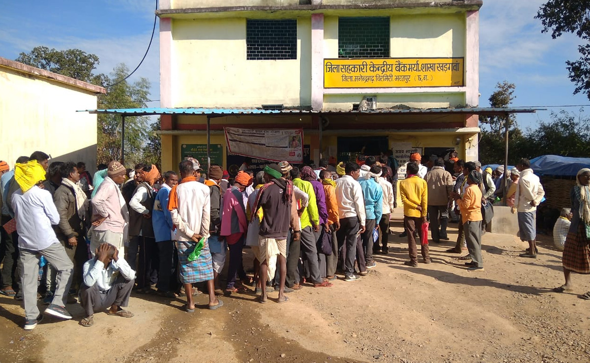 कैश खत्म! बैंकों के आगे लगीं लंबी-लंबी कतारें, किसानों को एक बार में मिल रहे सिर्फ 10 हजार रुपए