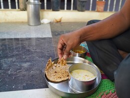 जमीन पर बैठकर खाने से मिलते हैं सेहत को गजब के फायदे, जानने के बाद आप भी करने लगेंगे फॉलो जमीन पर बैठकर खाने से मिलते हैं सेहत को गजब के फायदे, जानने के बाद आप भी करने लगेंगे फॉलो