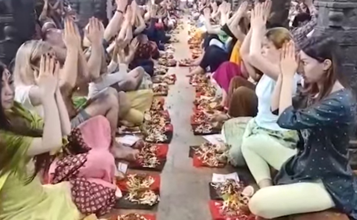 आंध्र प्रदेश के श्रीकालहस्ती मंदिर में Russian श्रद्धालु राहु केतु पूजा में शामिल हुए