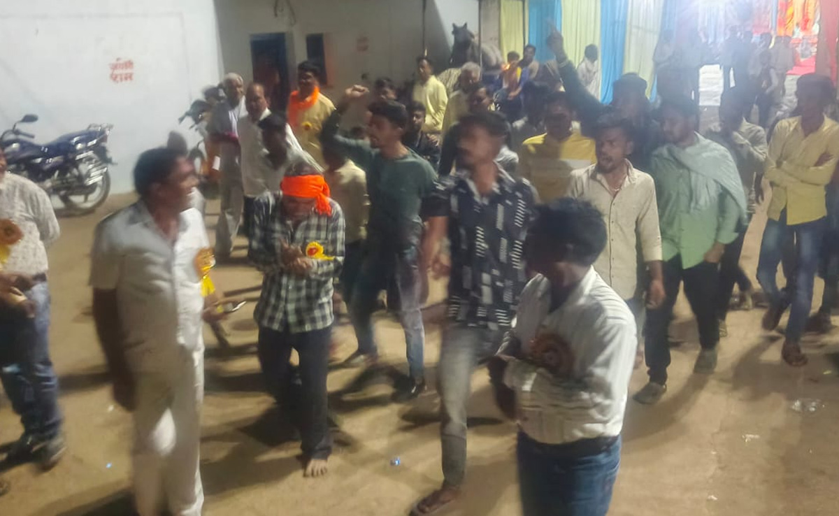 Dhamtari News: धमतरी जिले के विधायक को गांव वालों ने खदेड़ा, डरकर उल्टे पांव भागे MLA साहब