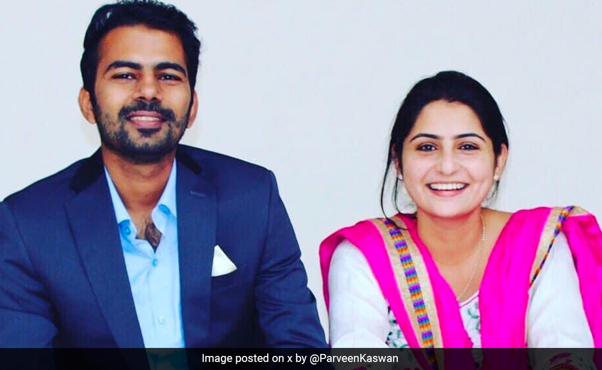 शादी की सालगिरह पर IFS अधिकारी ने पत्नी के साथ शेयर की 10 साल पुरानी तस्वीर, यूजर्स बोले- अब तो फोटो अपडेट कर दीजिए