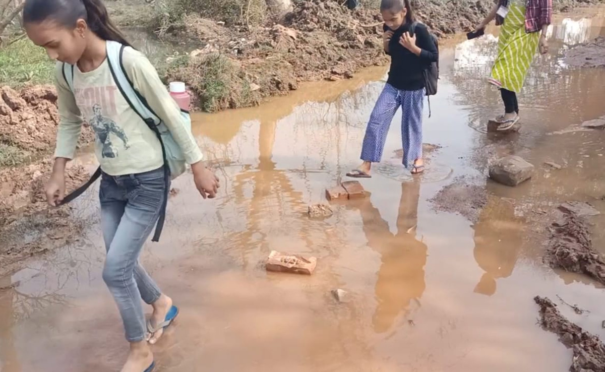 कॉलेज तो बना दिया सड़क भी बना दो सरकार... जब रास्ता ही नहीं है तो पढ़ने कैसे जाएंगे बच्चे?