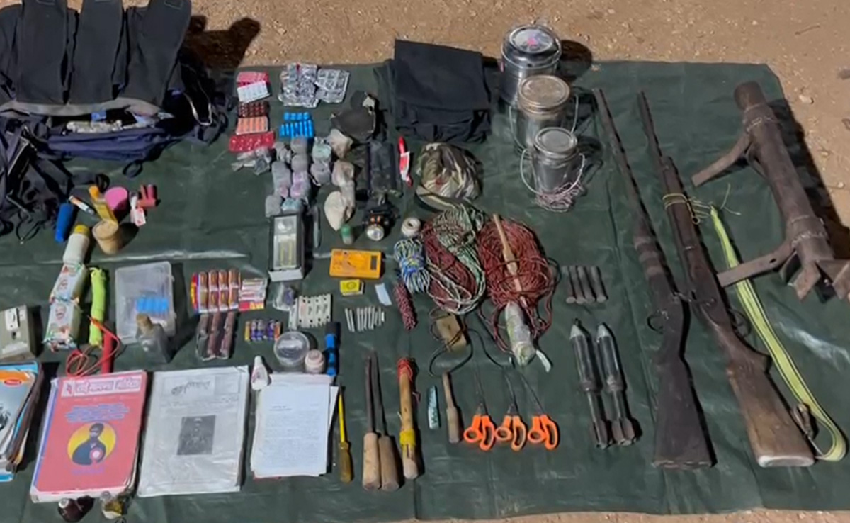 Dantewada: गमपुर के जंगलों में बड़े नक्सलियों का था डेरा, पुलिस जवान पहुंचे तो हथियार छोड़कर भागे&nbsp;