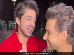 अभिषेक कुमार खिंचवा रहे थे फैन के साथ फोटो, बीच में आ गए समर्थ जुरेल, हुआ कुछ ऐसा कि फैंस बोले- चिंटू यार... अभिषेक कुमार खिंचवा रहे थे फैन के साथ फोटो, बीच में आ गए समर्थ जुरेल, हुआ कुछ ऐसा कि फैंस बोले- चिंटू यार...
