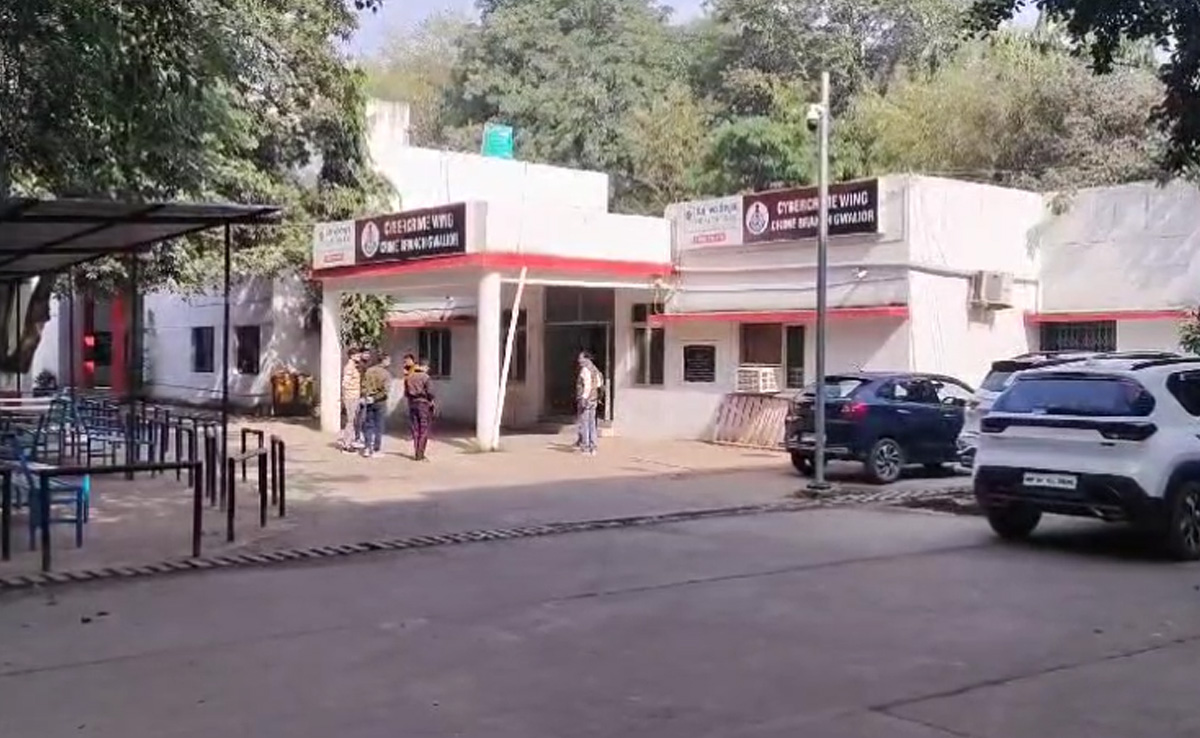 लड़की को अश्लील फोटो भेजकर परेशान करता था शख्स, पुलिस ने पकड़ा तो निकला दोस्त